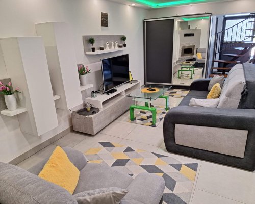 Butella Apartman nappali, kanapé és TV